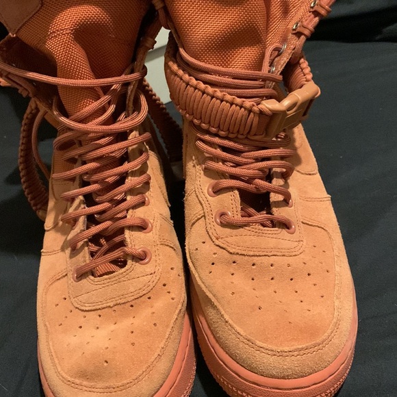 Nike - Picture 2 of 4